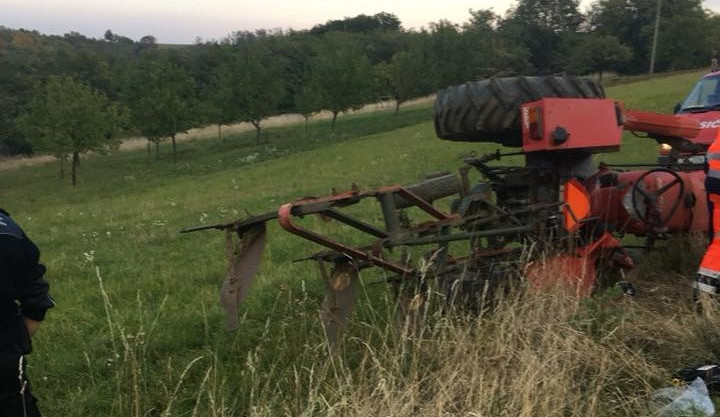 Na Vyškovsku se převrátil traktor na řidiče a zabil ho