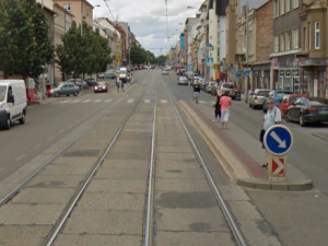 Opilý Ukrajinec v autě málem smetl cestující na ostrůvku u zastávky Jungmannova