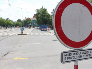 Na Kolišti se přes noc na čtvrtek změnilo značení. Lidická je průjezdná, Moravák uzavřený