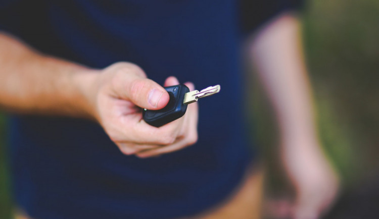 Zloděj chtěl ukradnout auto, nedokázal však vyjet z garáže