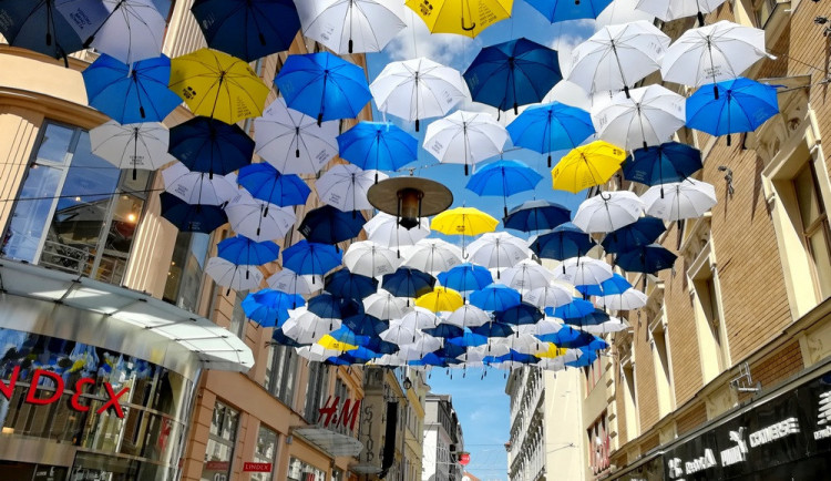 Deštníky, které přes léto v roce 2018 zdobily Českou