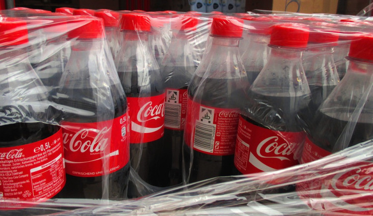 Podle Greenpeace má největší množství plastu na zemi na svědomí Coca Cola a Pepsi