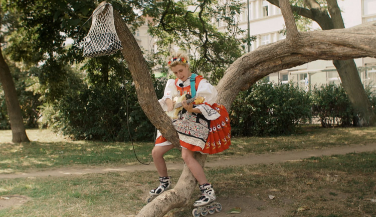 Nikola Mucha v jednom z propagačních videí