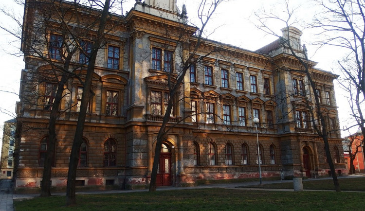 Bývalá škola na Šujanově náměstí