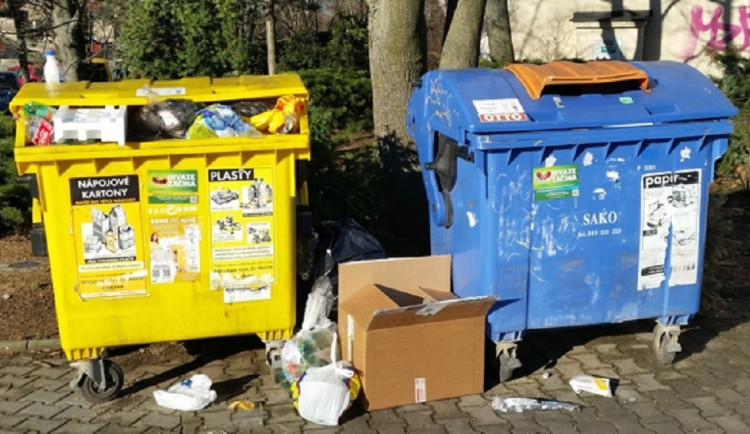 Opilí muži pouštěli z kopce kontejnery, nabourali tak tři auta