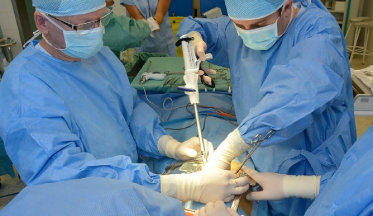 Lékaři v Brně zaznamenali mimořádný úspěch. Operovali muži nádor plic za pomoci mimotělního oběhu