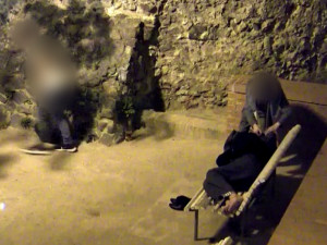 VIDEO: Mladíci okradli muže  spícího pod Petrovem, počíhali si na ně strážníci
