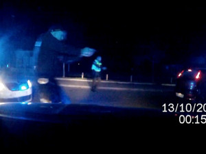 VIDEO: Mladík asi moc hrál GTA. Při honičce málem srazil policistu, zastavila ho až policejní střelba