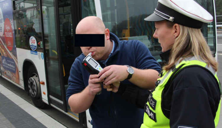 Policisté si vyšlápli na řidiče autobusů. Jeden nadýchal téměř dvě promile, vezl přitom deset lidí