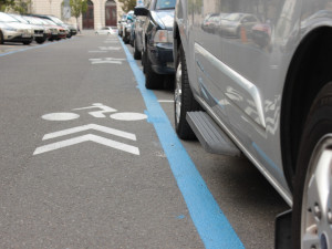 Kraj nemůže zrušit rezidentní parkování Brna, může se ale obrátit na soud