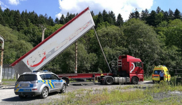 Řidič zapomněl sklopit korbu náklaďáku, strhl elektrické vedení, sloup i komín