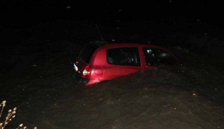 FOTO: Zfetovaný řidič chtěl policistům uplavat. Jeho nezabržděné auto dojelo za ním do vody