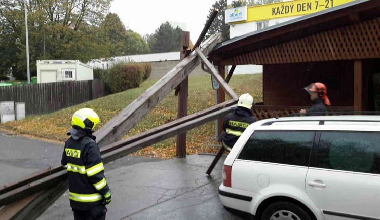 FOTO: Přes jižní Moravu se v posledních dnech přehnal silný vítr a pořádně zaměstnal hasiče