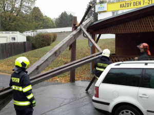 FOTO: Přes jižní Moravu se v posledních dnech přehnal silný vítr a pořádně zaměstnal hasiče