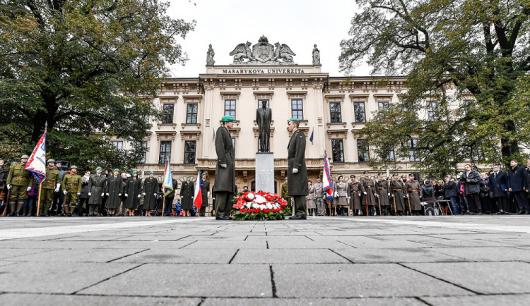 FOTO: Brno si jubilejní výročí připomnělo setkáním u sochy tatíčka Masaryka