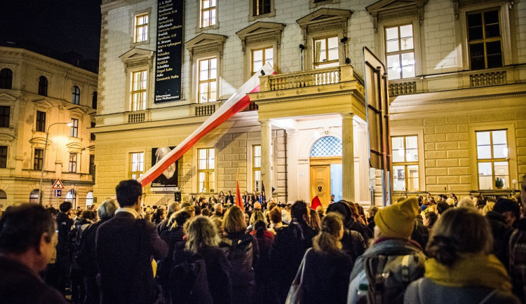 FOTO: Herci v Brně vyhlásili republiku o den později. Pomohli jim i četníci a Sokolové