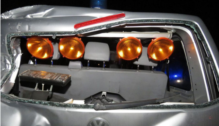 Řidič trefil policejní auto stojící u zásahu, pět lidí skončilo v nemocnici