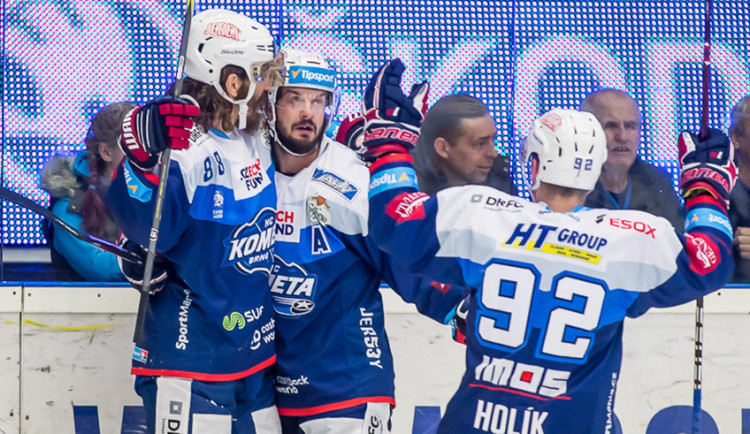 Lukáš Kašpar oslavuje se spoluhráči