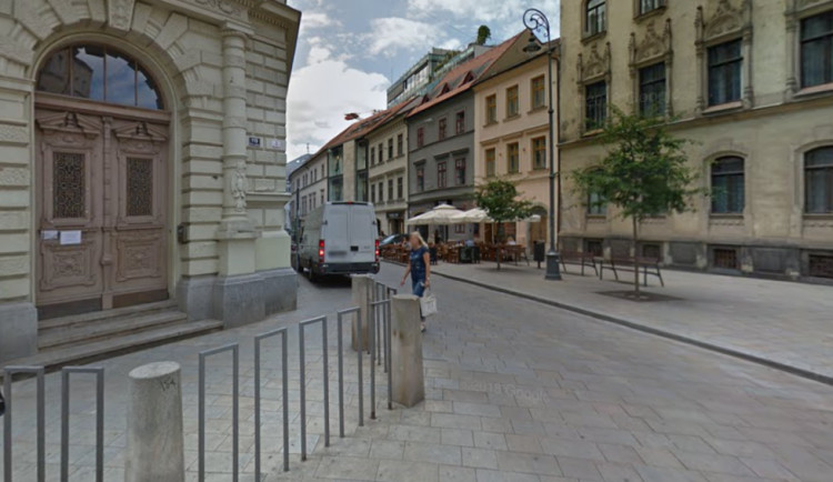 Vjezd do Jakubské ulice vedle školy