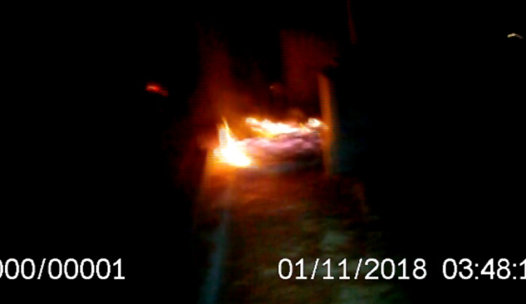 VIDEO: Na Ústředním hřbitově v noci hořelo. Od svíček vzplanuly věnce na hrobech