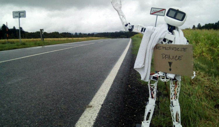 VIDEO: Robot Matylda vyrazil na cestu po republice autostopem. Jde  osvětový unikát