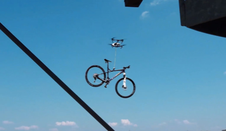 VIDEO: Dron, který krade kola. Čtenář nám poslal drsné video z rozhledny v Hustopečích