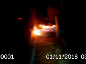 VIDEO: Na Ústředním hřbitově v noci hořelo. Od svíček vzplanuly věnce na hrobech