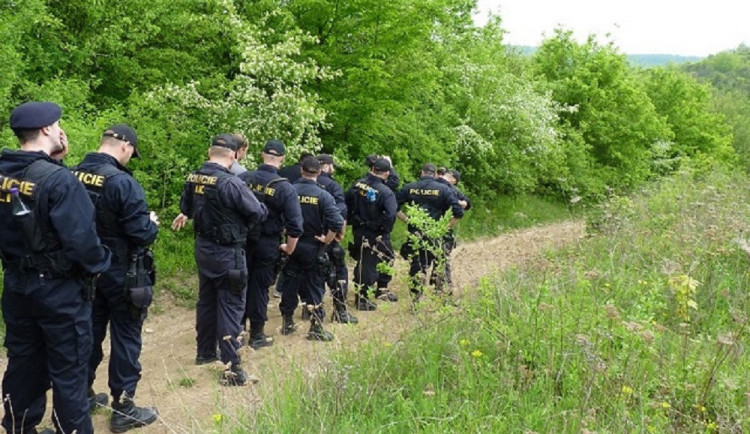 Senior se ztratil v lese na houbách. Hledaly ho desítky policistů, našly ho sedět na pasece