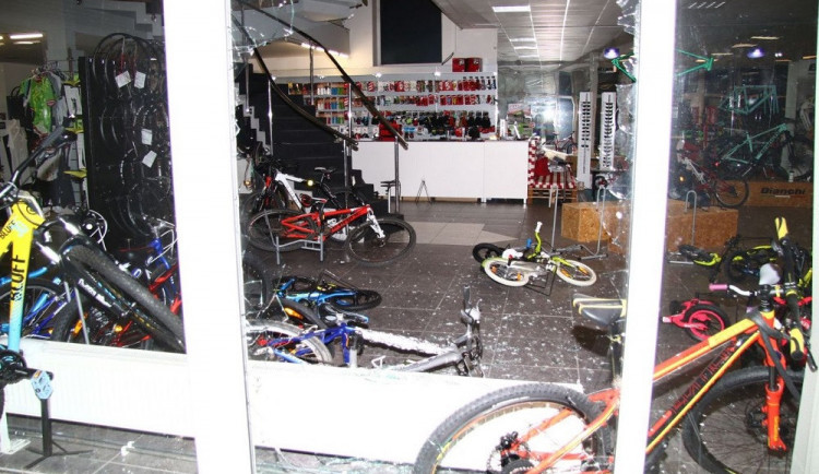 FOTO: Zloději se vloupali do cyklistického obchodu. Ukradli 12 luxusních kol dohromady za milion