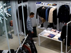 FOTO: Muž kradl v brněnském obchodě, odvážné prodavačce však neutekl. Nepoznáte ho?