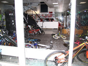 FOTO: Zloději se vloupali do cyklistického obchodu. Ukradli 12 luxusních kol dohromady za milion