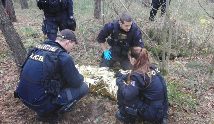 Policisté našli po desítkách hodin pohřešovaného muže. Ležel prochlazený v lese, přežil