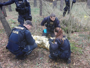 Policisté našli po desítkách hodin pohřešovaného muže. Ležel prochlazený v lese, přežil