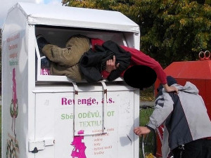Čtveřice v Brně vykrádala kontejner na oblečení. Vymlouvali se, že hledají mobil