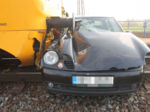 FOTO: Řidička ignorovala výstražná světla a vlétla pod osobní vlak. Je těžce zraněná
