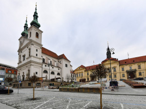 FOTO: Rekonstrukce Dominikánského náměstí je u konce. Na místo se stěhují stánkaři