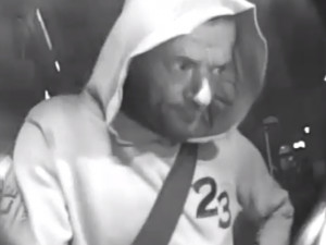 Pokud tuto osobu znáte, prosím kontaktujte policii.