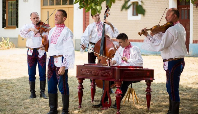 FOLKLORNÍ DRBNA: Varmužova cimbálová muzika, stálice na nebi moravské lidové hudby