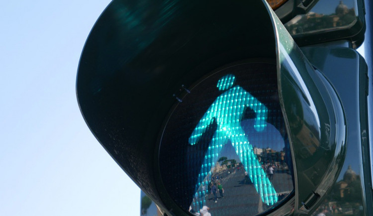 Řidička srazila muže na přechodu pro chodce, policisté hledají svědky