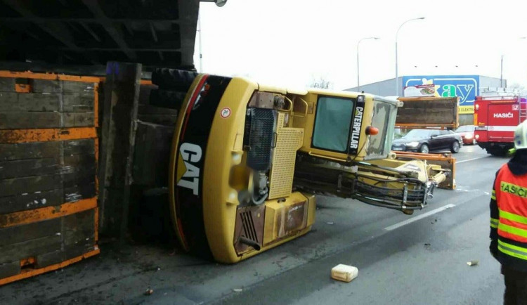 FOTO: Kamion převážející bagr narazil v Brně dnes ráno do mostu a zablokoval dopravu