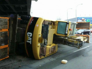 FOTO: Kamion převážející bagr narazil v Brně dnes ráno do mostu a zablokoval dopravu