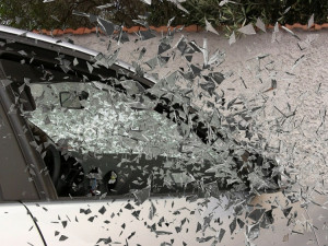 Muž si v Brně rozbil okno u vlastního auta, zabouchl si klíče