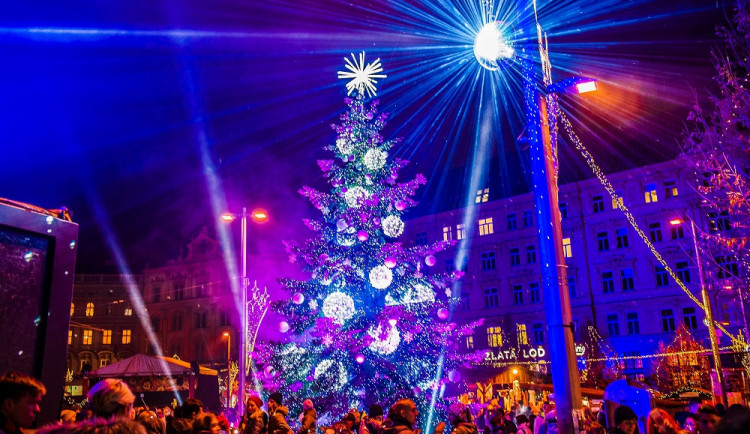 Brno dalo Česku tradici vánočních stromů na náměstích. Prvenství si drží i letos