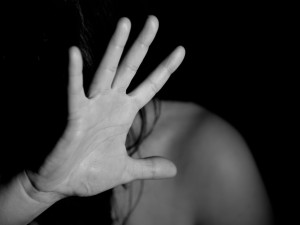 Tisíce znásilněných žen a zneužitých mužů, přesto společnost před sexuálním násilím zavírá oči