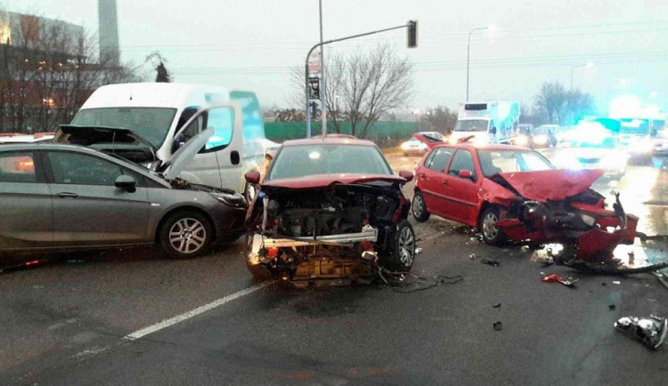 FOTO: Hromadná nehoda v Brně na Bělohorské. Srazilo se sedm aut, tři lidi se zranili