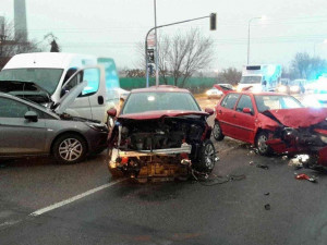 FOTO: Hromadná nehoda v Brně na Bělohorské. Srazilo se sedm aut, tři lidi se zranili