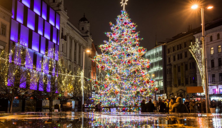 FOTO/VIDEO: Brno se obléklo do vánočního. Adventní trhy rozzářily centrum města