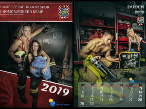 Hasiči a hasičky z jižní Moravy nafotili společný kalendář. Výtěžek pomůže nemocnému chlapečkovi