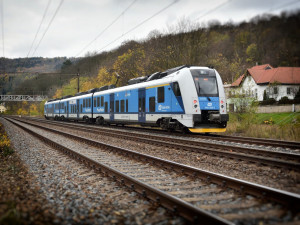 Na Blanensku srazil vlak muže jdoucího po kolejích
