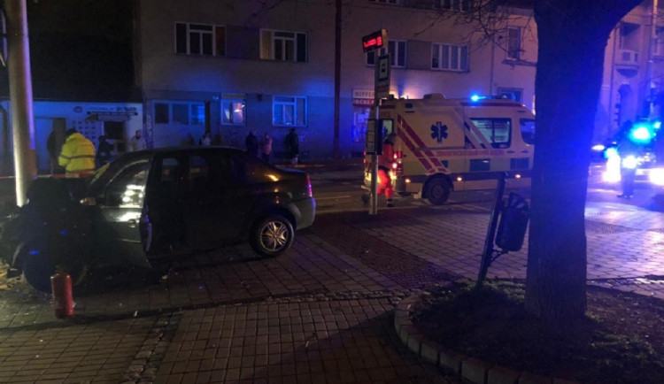Řidička narazila v Brně do sloupu osvětlení, i přes snahu záchranářů na místě zemřela